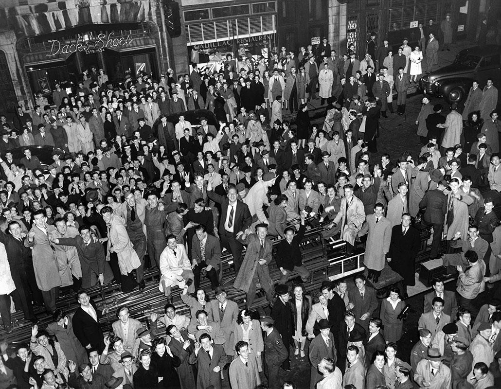 Ronald Ernest Fleischman, <i>Faux Armistice, célébrations dans la rue Peel</i>, Montréal, 28 avril 1945. Don de Ronald Ernest Fleischman, MP-1997.24.5013 © Musée McCord