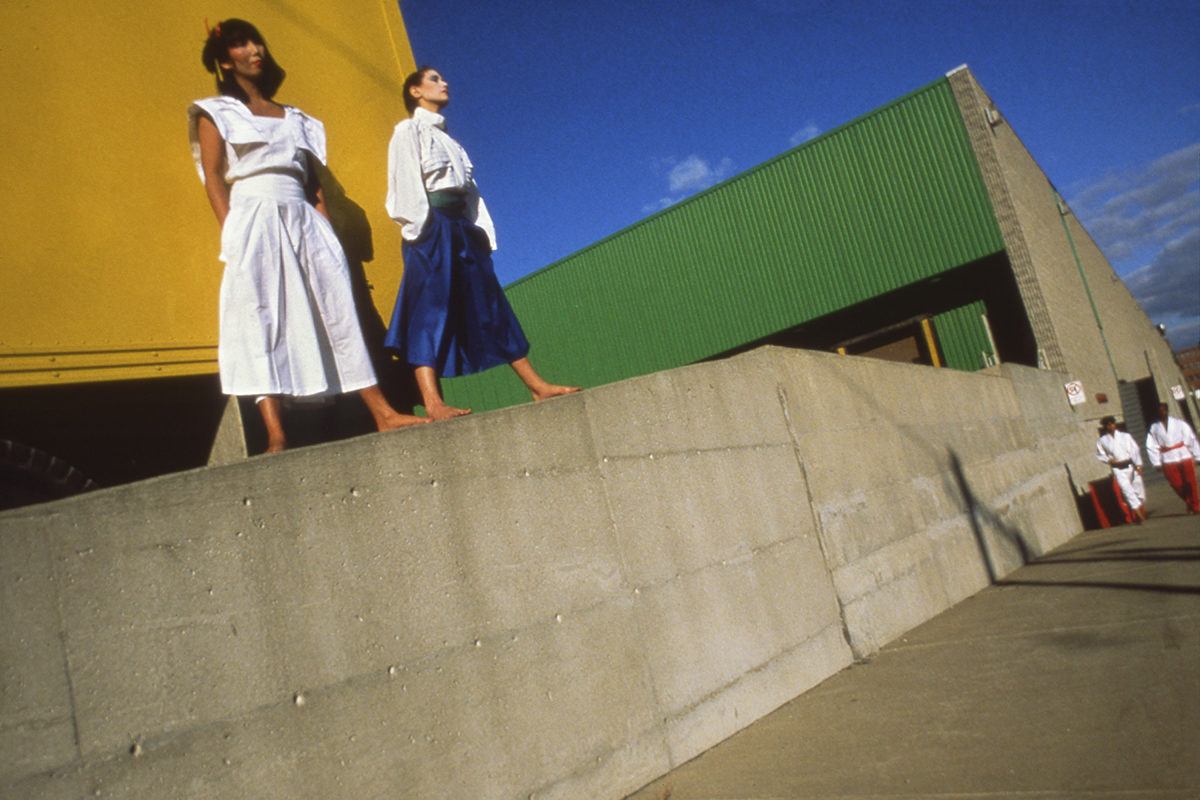 Rodolf Noël, <i>Photographie promotionnelle montrant Morganne Picard et d’autres mannequins pour la collection villégiature 1981 de Parachute</i>, 1981. Prêt de Nicola Pelly. © Rodolf Noël