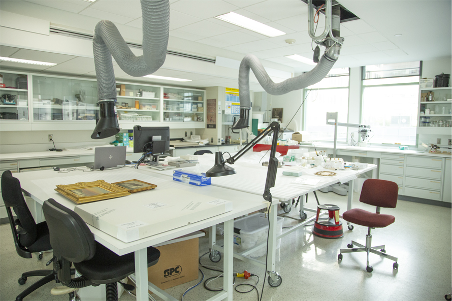 Un des laboratoires de restauration du Musée / One of the Museum's conservation labs. Roger Aziz © Musée McCord Stewart Museum, 2021