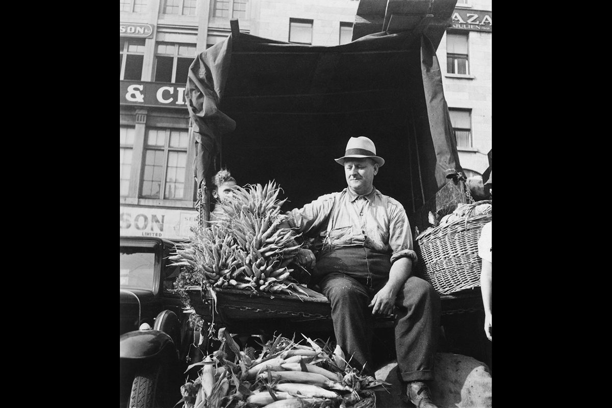 Paul-Marc Auger, <i>Vendeur de carottes et de maïs, marché de la place Jacques-Cartier, Montréal</i>, vers 1940. Don de Carl Auger, M2004.69.2.1, Musée McCord Stewart