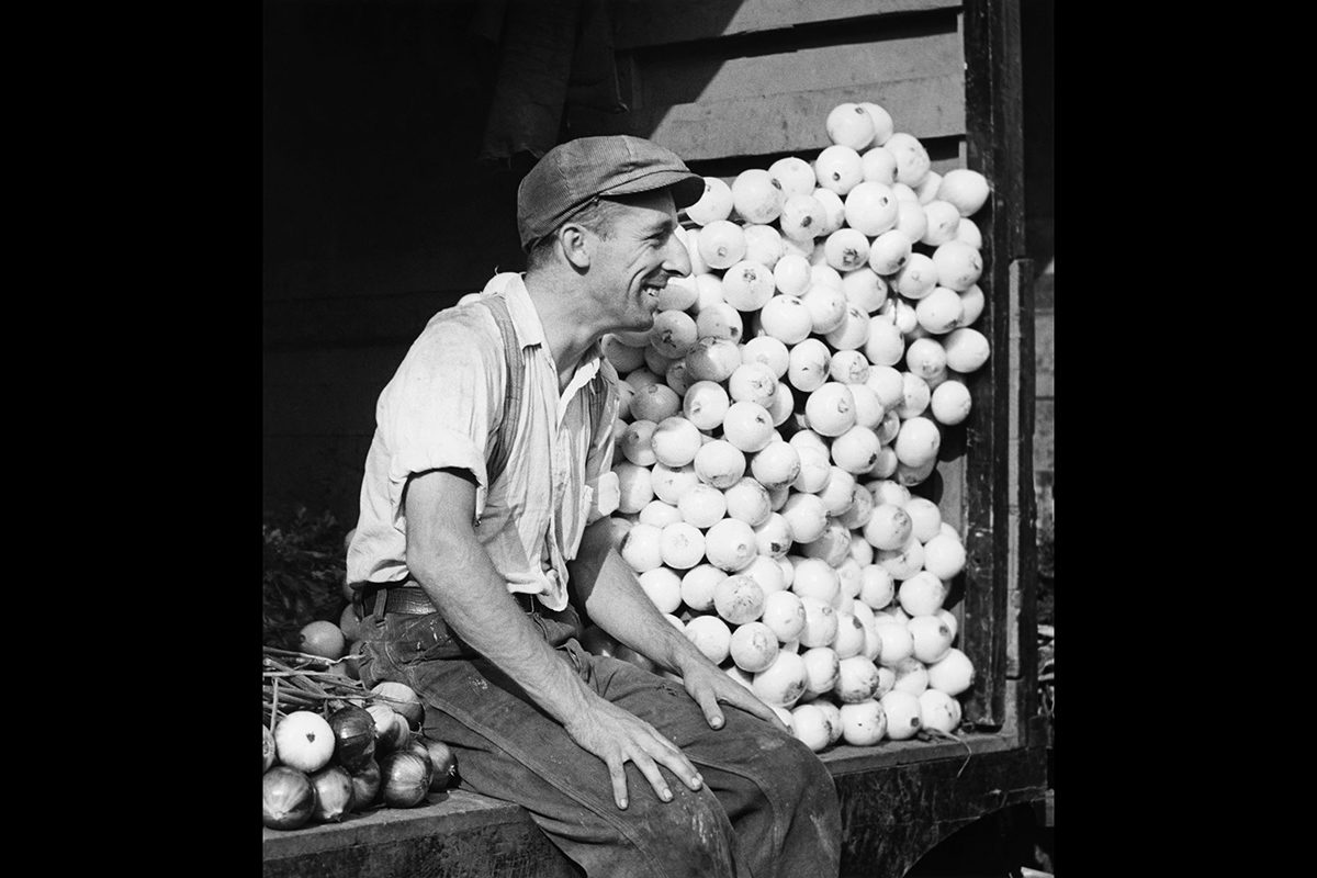 Paul-Marc Auger, <i>Vendeur d’oignons, marché de la place Jacques-Cartier, Montréal</i>, vers 1940. Don de Carl Auger, M2004.69.32, Musée McCord Stewart