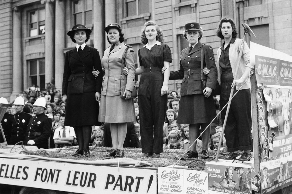 Photographe inconnu, <i>Parade de recrutement, Service féminin de l’Armée canadienne, Qc</i>, 1943-1945. Don de Mme L. Breton, MP-1986.19.2.15, Musée McCord Stewart