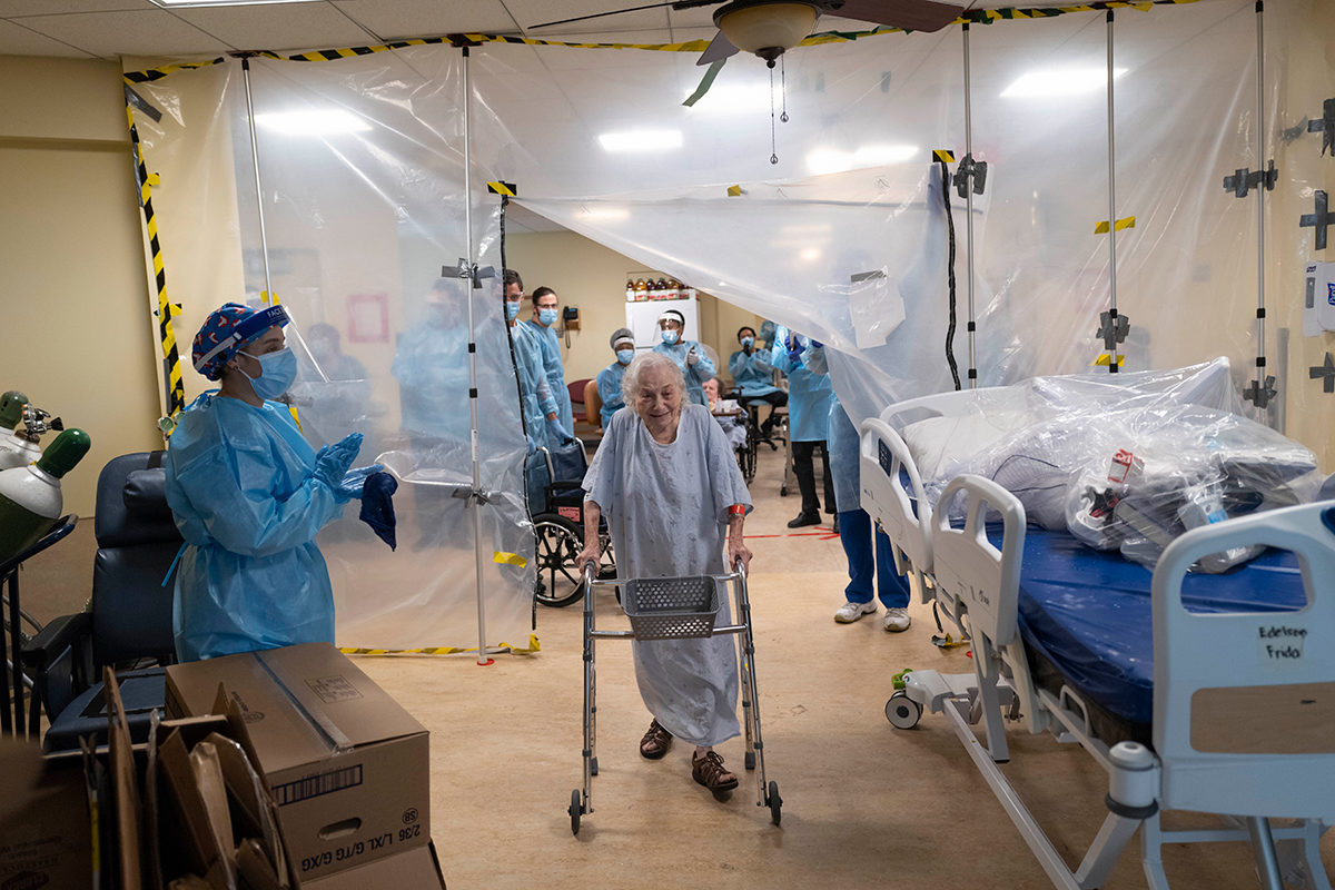 Michel Huneault, <i>Freda leaves the isolation floor after recovering from COVID-19, Maimonides, Geriatric Center, Montreal, June 22, 2020</i>, M2022.13.26, McCord Stewart Museum
