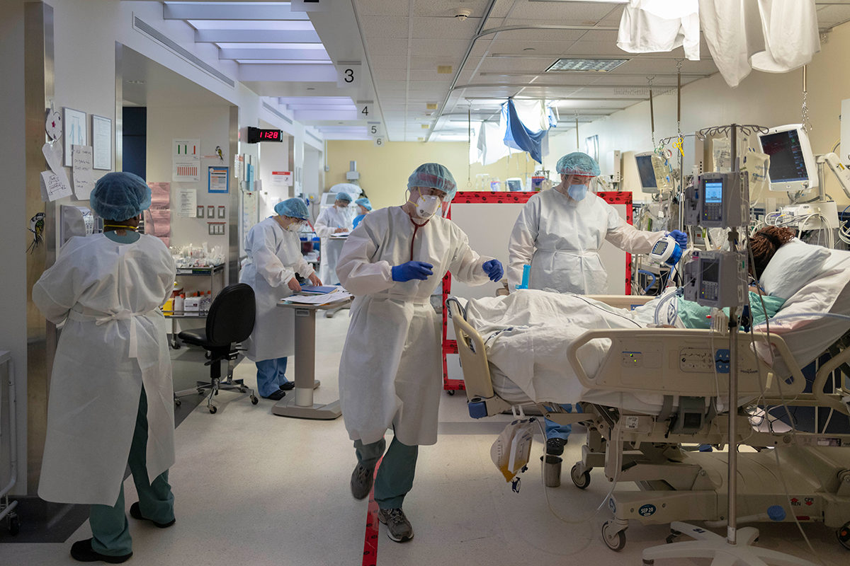 Michel Huneault, <i>Unité de soins intensifs temporaire pour patients atteints de la COVID-19, Hôpital Notre-Dame, Montréal, 26 mai 2020</i>, M2022.13.11, Musée McCord Stewart