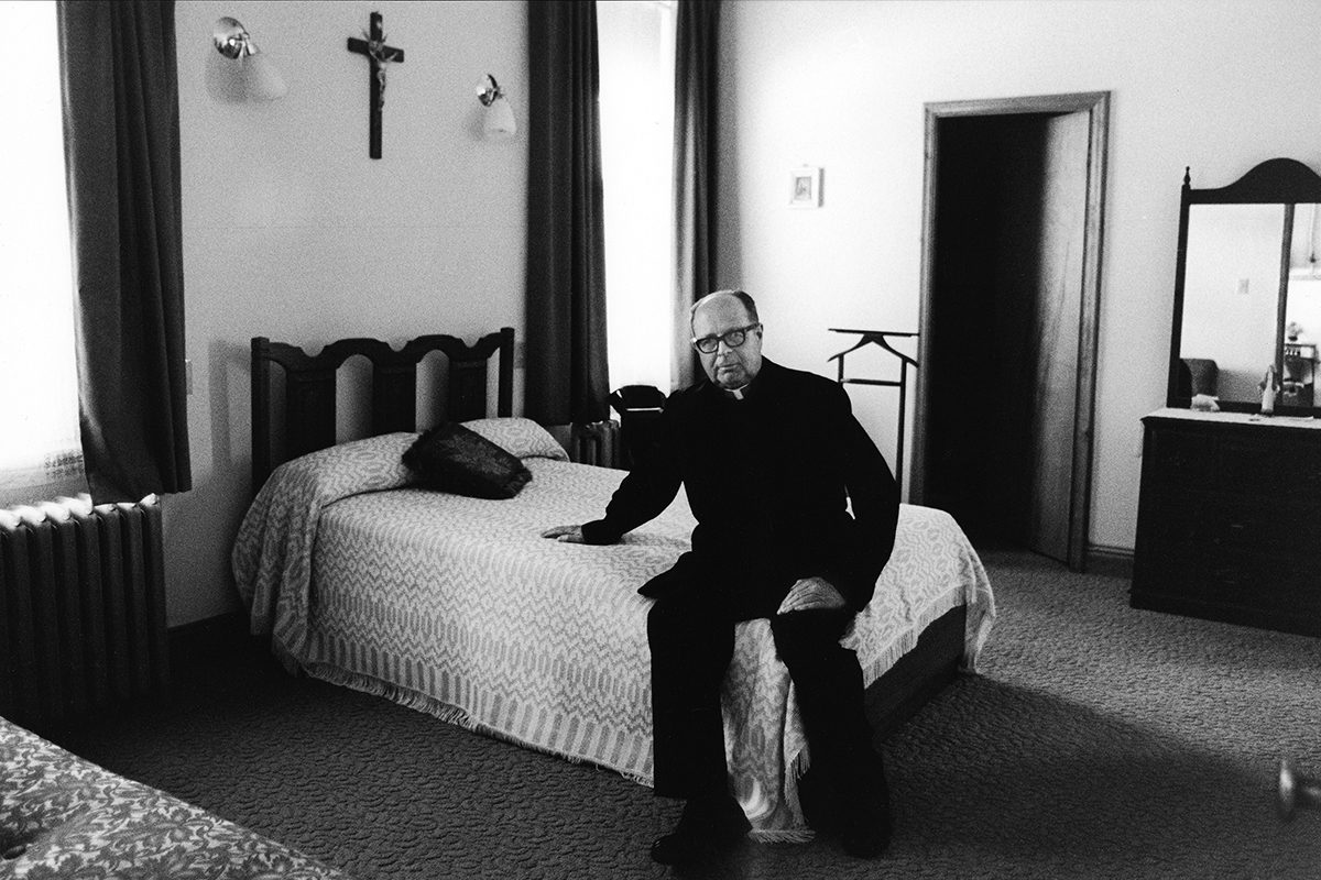 Claire Beaugrand-Champagne,<i> Le curé Armand Chabot dans sa chambre, Paroisse Ste-Luce, Disraeli,</i> 1972. © Claire Beaugrand-Champagne