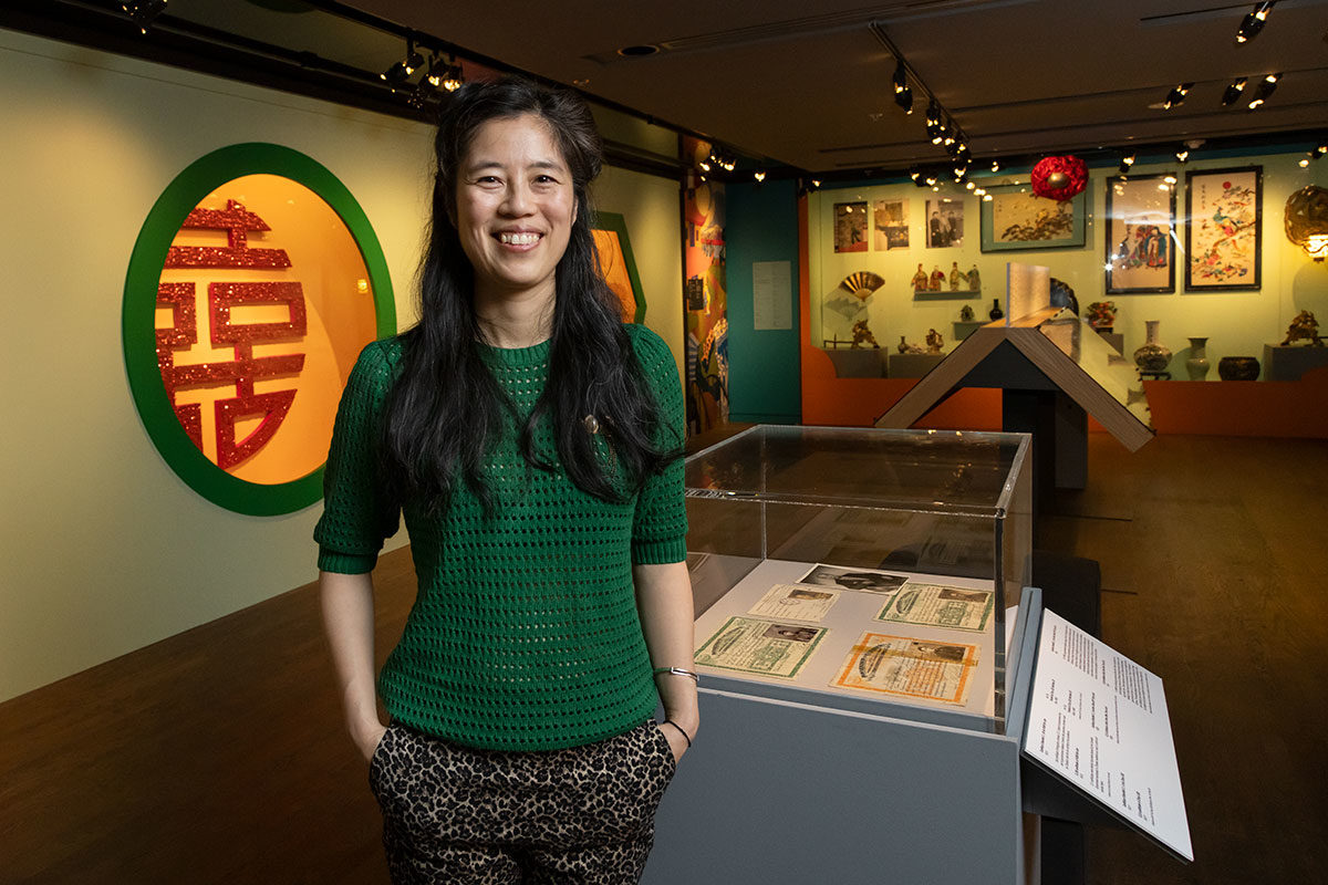 Artiste en résidence Karen Tam dans l'exposition </I>Avaler les montagnes</I>, 2023 © Laura Dumitriu – Musée McCord Stewart