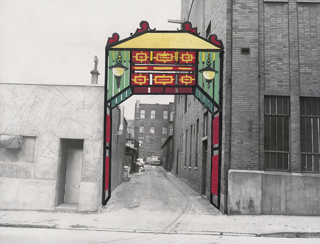 Photographe inconnu, Allée et arche peinte, quartier chinois, Montréal, QC, 1965. Don de Nellie Fong. MP-1987.41.2, Musée McCord Stewart