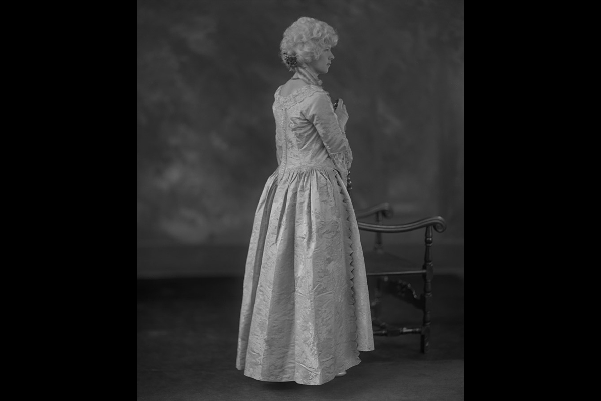 <em>Eileen Peters dans une robe du 18<sup>e</em> siècle, 1928, II-282443, Musée McCord Stewart