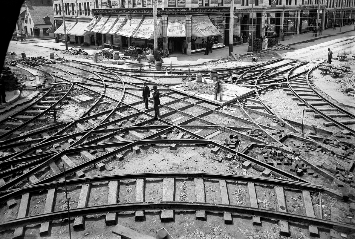 Wm. Notman & Son, <i>Passage à niveau de tramway en construction, rue Sainte-Catherine et boulevard Saint-Laurent, Montréal</i>, 1893. II-102021, Musée McCord Stewart