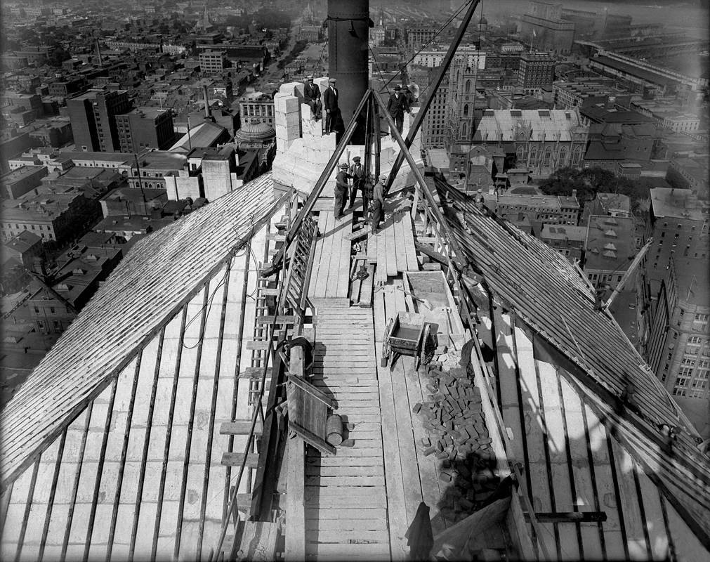 Attribué à J. Bertram, <i>Édifice de la Banque Royale, vue en surplomb vers l’est, Montréal</i>, 1927. Don de J. Bertram, MP-0000.1450.2, Musée McCord Stewart