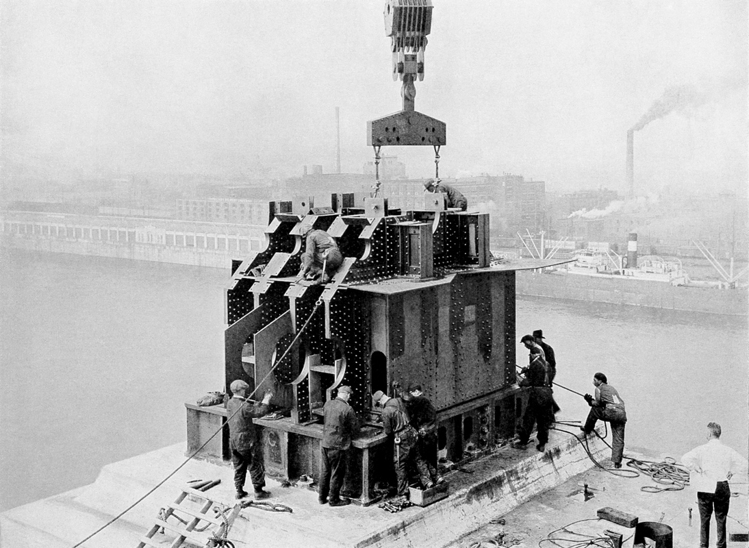 Photographe inconnu, <i>Construction sur le pilier principal, côté sud, pont du Havre, Montréal</i>, 1929. Don d’A. H. Biron, MP-1976.254.31, Musée McCord Stewart