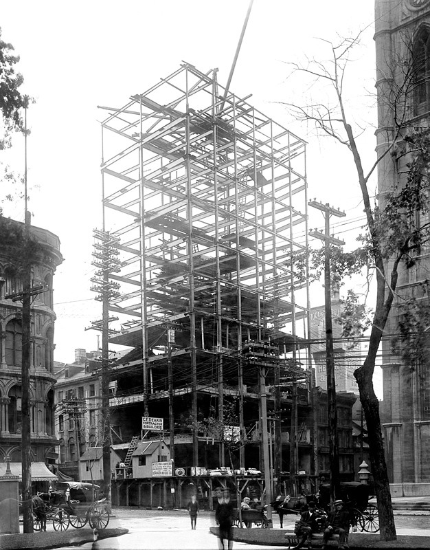 C. H. Bowker, <i>Édifice Duluth en construction, vue depuis la place d’Armes, Montréal</i>, 1912. Don de Charles S. Deakin, MP-1977.140.4.6, Musée McCord Stewart