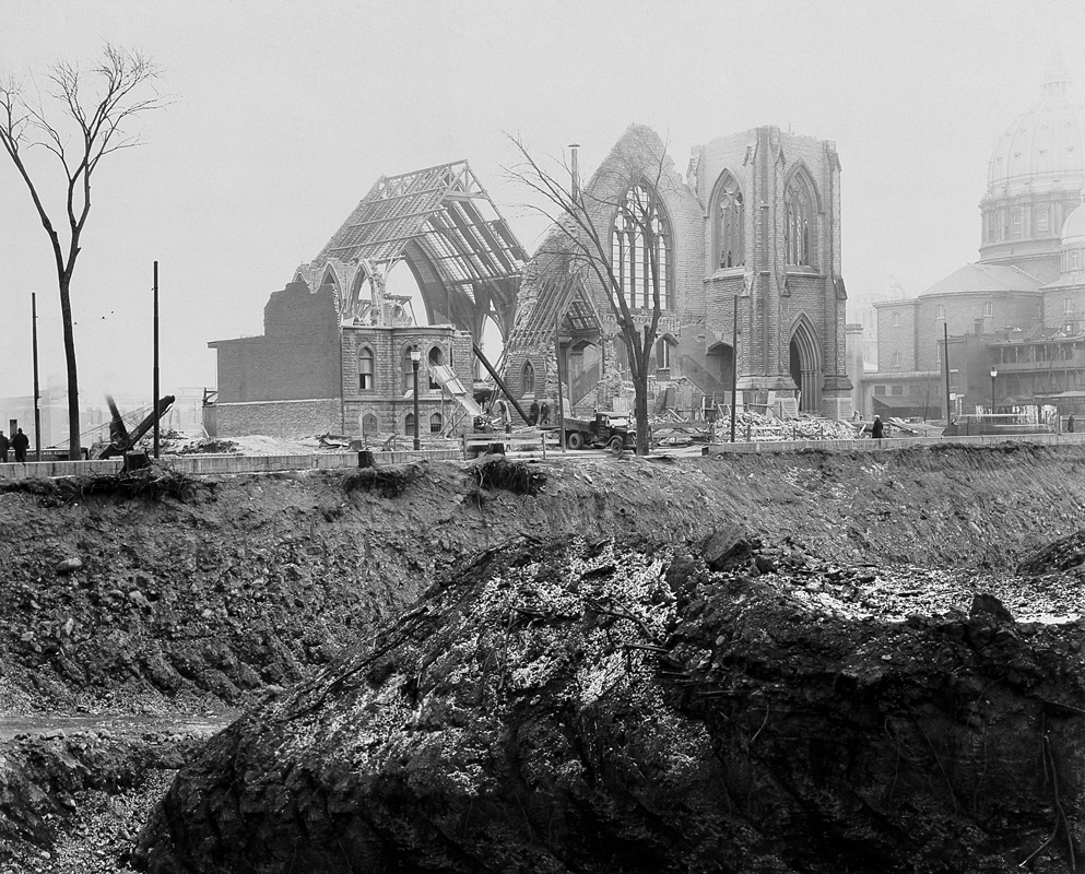 Photographe inconnu, <i>Démantèlement de l’église St. Paul, Montréal</i>, 1930. Don de J. Norman Lowe, MP-1999.6.10, Musée McCord Stewart