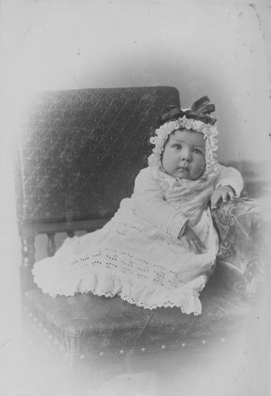 Wm. Notman & Son, <i>Le bébé de Mme E. A. St-Denis, Montréal</i>, 1886. II-80770.1, Musée McCord Stewart