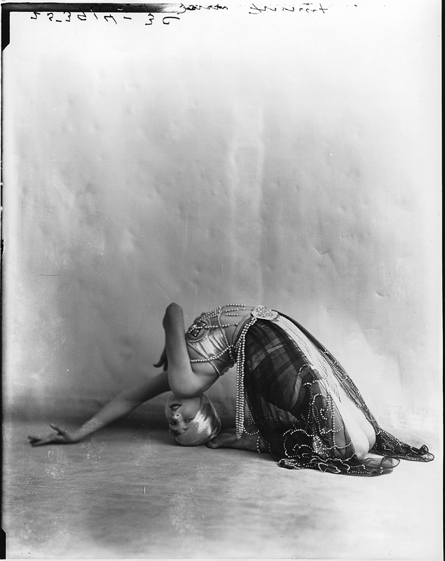 Wm. Notman & Son, <i>Mlle Finney en train de danser, Montréal</i>, 1923. II-253914, Musée McCord Stewart