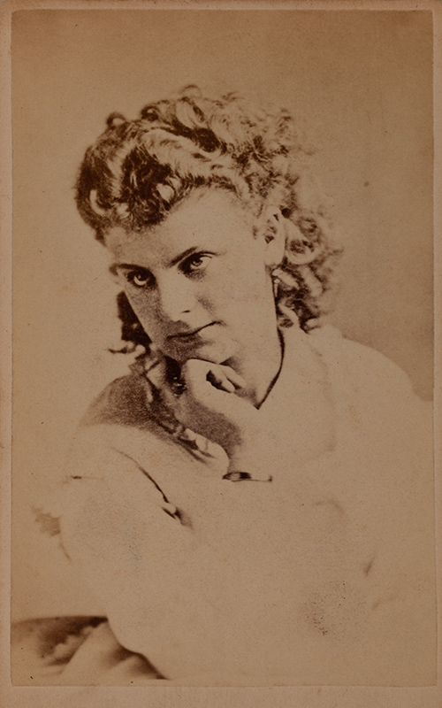 J. & J. Brûlé, <i>Portrait d’une femme, Montréal</i>, vers 1902. Don de Jean-Luc Allard et Lucie Surprenant, M2017.46.2.922, Musée McCord Stewart