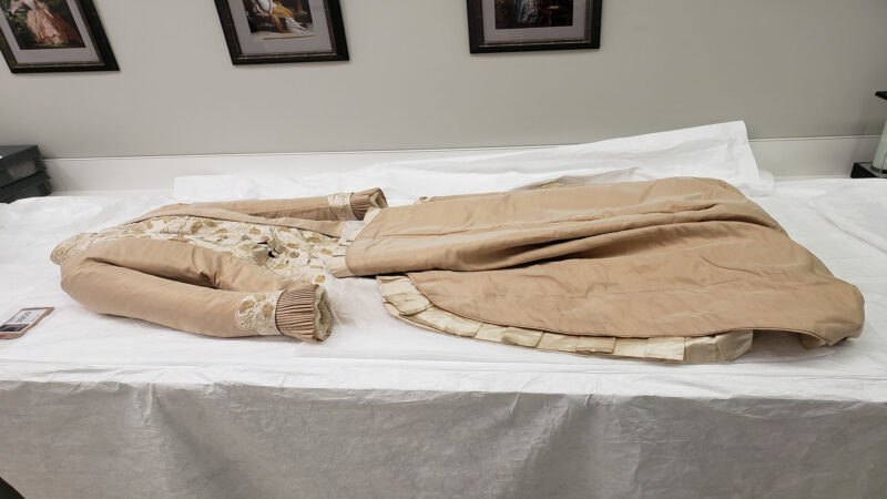 Packing costumes for transport : it’s a wrap !