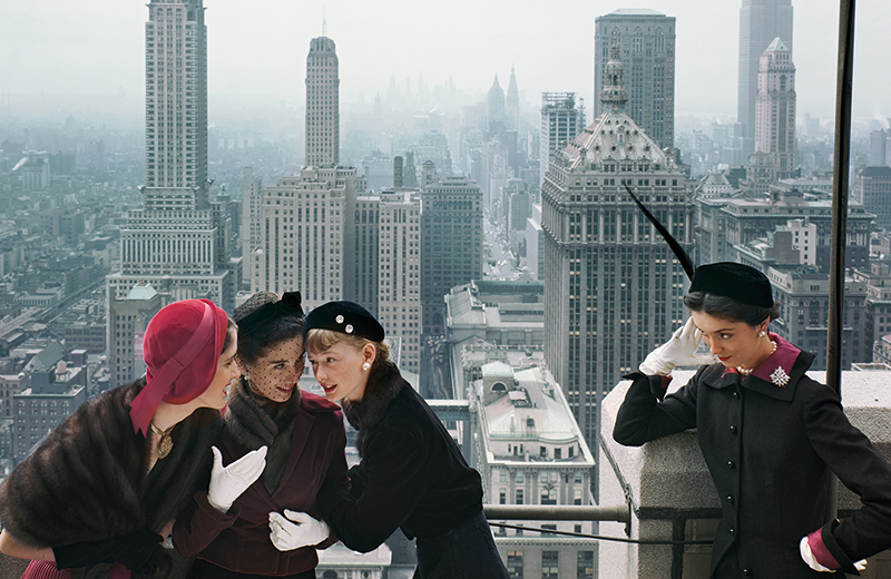 Young Velvets, Young Prices, Hat Fashions, <em>American Vogue</em>, Octobre 1949 ©&nbspNorman Parkinson Archive / Courtoisie Iconic Images