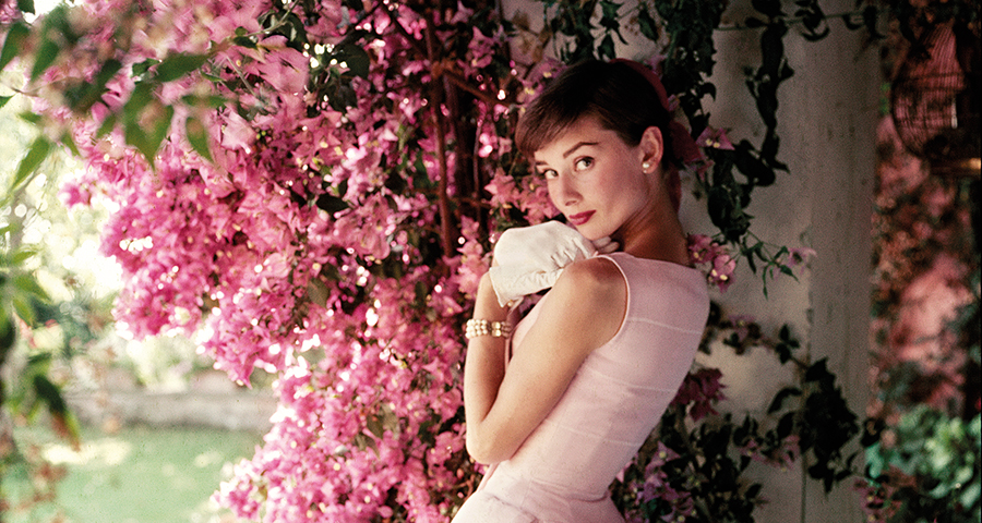 Audrey Hepburn (1929-1993), photographiée à La Vigna, villa de Audrey Hepburn près de Rome, <em>Glamour</em>, Décembre 1955 © Norman Parkinson Archive / Courtoisie Iconic Images