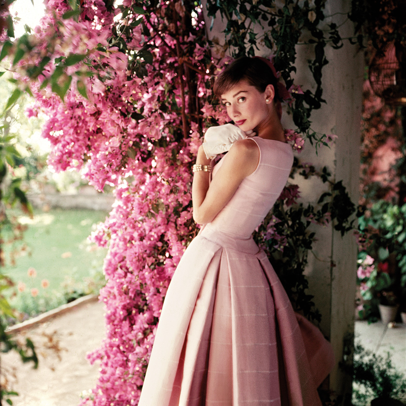 Audrey Hepburn (1929-1993), photographiée à La Vigna, villa de Audrey Hepburn près de Rome, <em>Glamour</em>, Décembre 1955 © Iconic Images / Fonds d’archives Norman Parkinson 2024