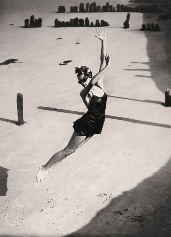 Pamela Minchin, <i>Harper’s Bazaar</i>, July 1939 © Iconic Images / The Norman Parkinson Archive 2024