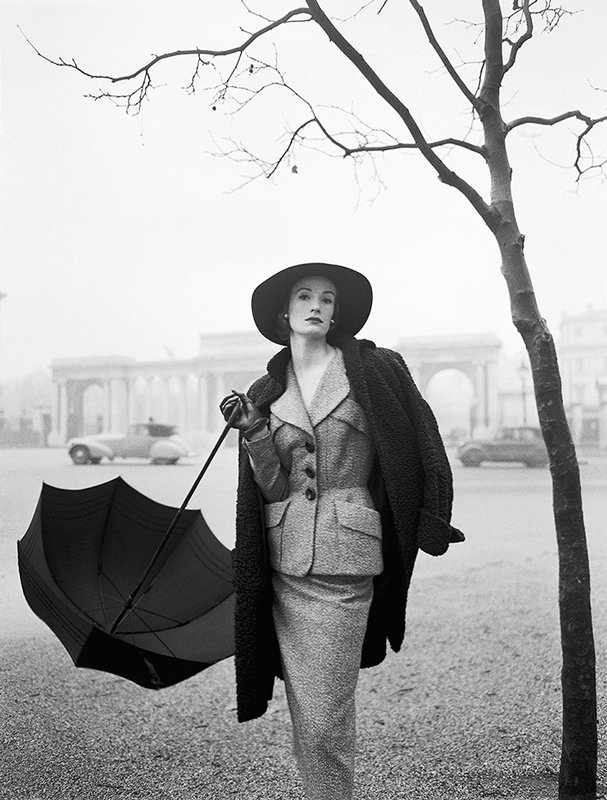 Wenda Parkinson, Hyde Park Corner, <i>Vogue</i> britannique, Février 1951 © Iconic Images / Fonds d’archives Norman Parkinson 2024