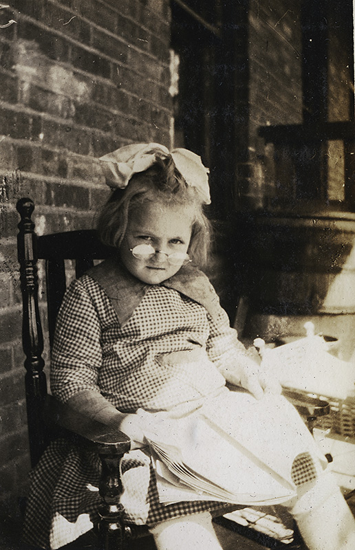 Harry Sutcliffe, <em>Florence Sutcliffe portant des lunettes de lecture, Québec</em>, vers 1919. Don de Peter, Paul, Robert et Carolyn Sutcliffe, M2011.64.2.1.122, Musée McCord Stewart 