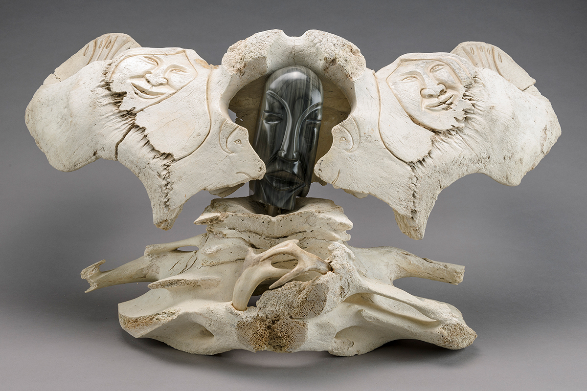 Manasie Akpaliapik, <em>Un chaman dans sa communauté, en connexion avec l’univers</em>, vers 2000.Os de baleine, bois de caribou, fanon de baleine, pierre blanche et pyrophyllite noire, 57 x 108 x 50 cm. MNBAQ, dépôt en promesse de don de Lyse Burgoyne-Brousseau (DPD.2016.03). © Manasie Akpaliapik Photo: MNBAQ, Idra Labrie
