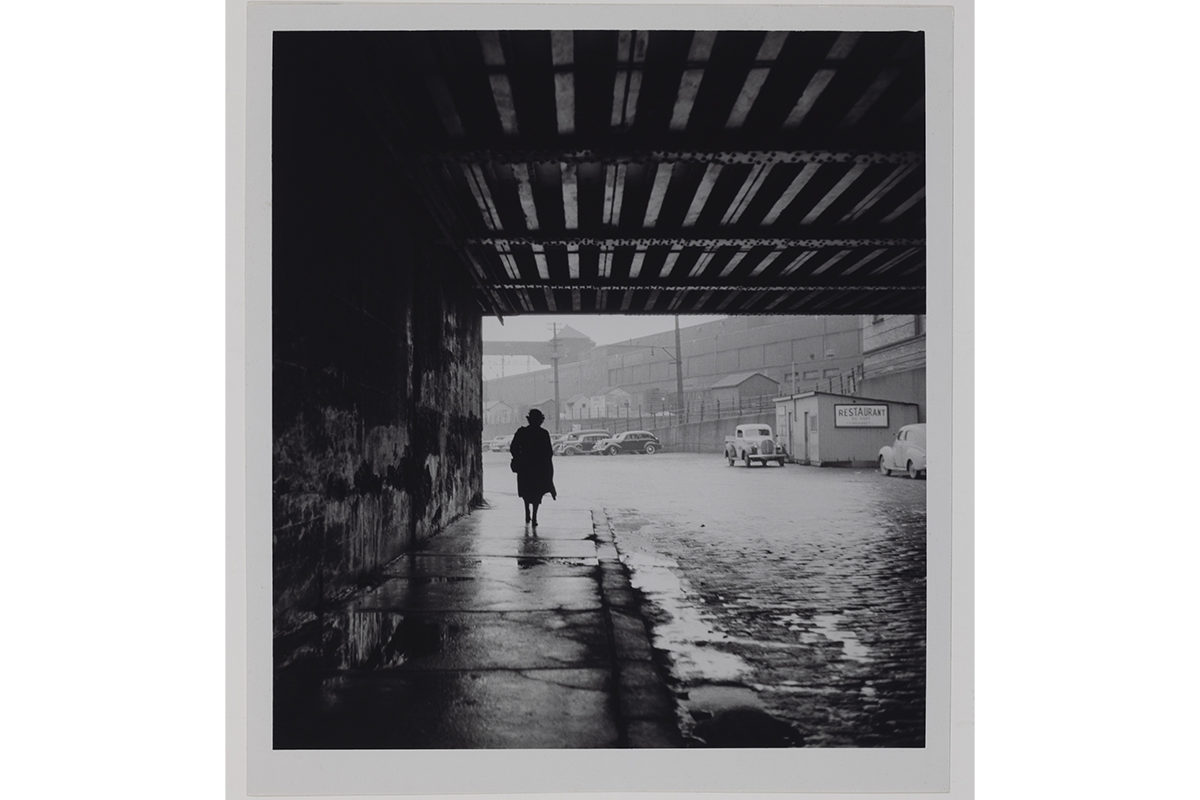Paul-Marc Auger, <em>Femme marchant dans un passage</em>, vers 1940, épreuve à la gélatine argentique, 18,5 × 16,7 cm. Don de Carl Auger, M2004.69.18, Musée McCord Stewart