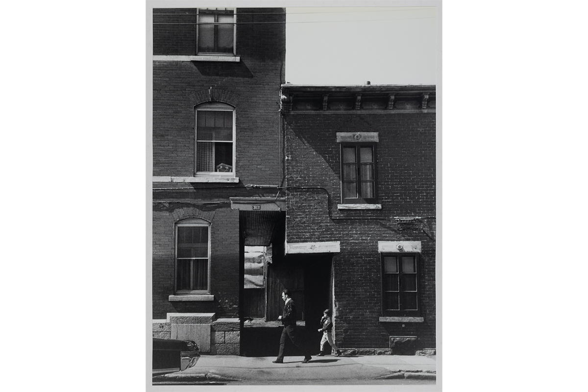 Edith H. Mather, <em>3031, rue Delisle, côté ouest de l'avenue Atwater</em>, 26 avril 1969, de la série <em>My City, Montreal</em>, volume 3, épreuve à la gélatine argentique, 25 × 18,7 cm. Don d’Edith H. Mather, M2012.113.1.3.27P, Musée McCord Stewart