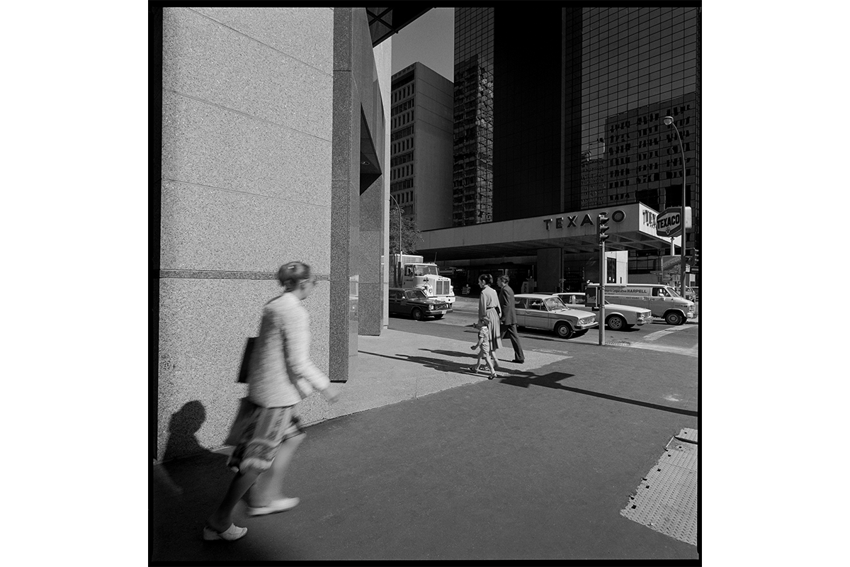 Brian Merrett, <em>Angle du boulevard De Maisonneuve et de la rue Metcalfe</em>, de la série <em>45° on De Maisonneuve</em>, août 1982, négatif 120 mm numérisé. Don de Lucinda Lyman, M2020.35.17308, Musée McCord Stewart