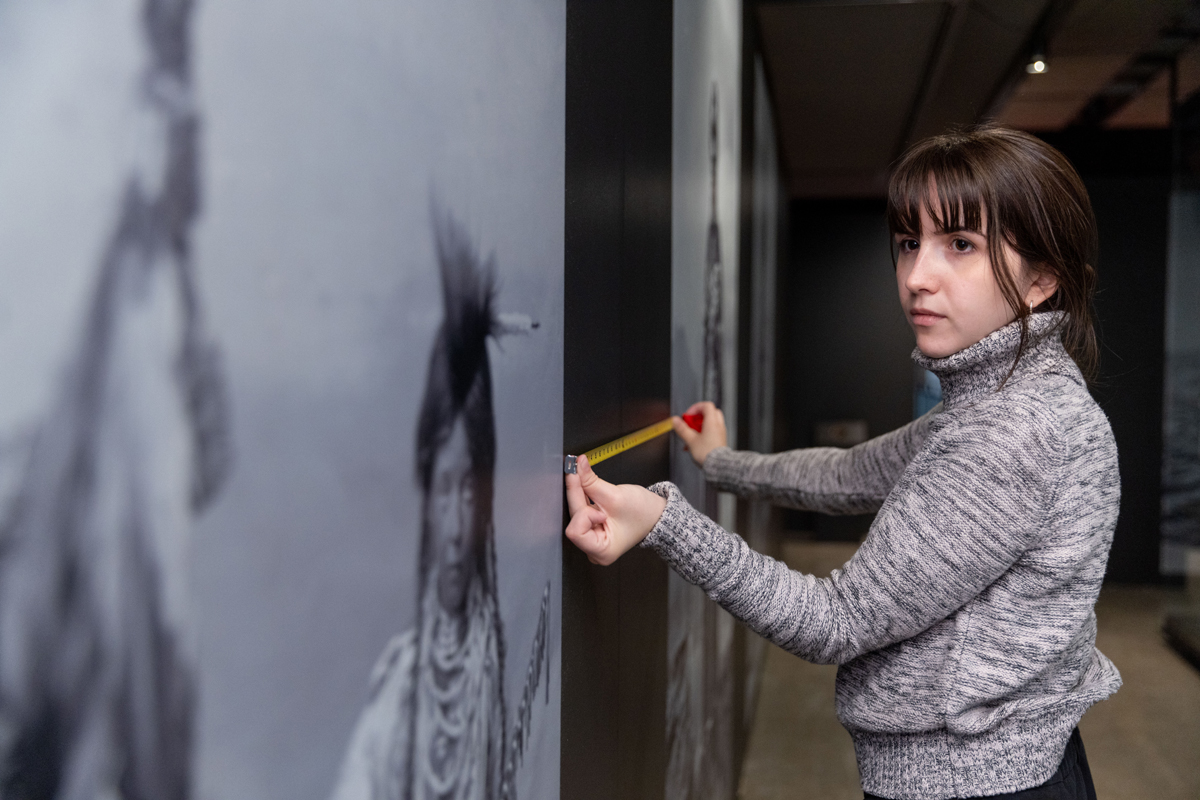 Montage de l'exposition. Roger Aziz © Musée McCord Stewart, 2024
