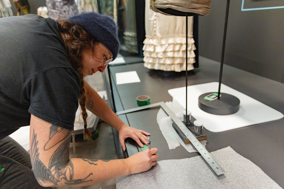 Montage de l'exposition. Roger Aziz © Musée McCord Stewart, 2024