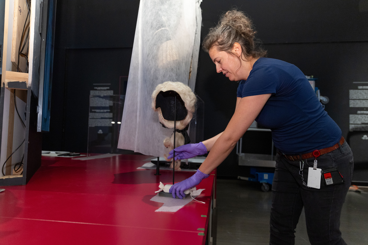 Montage de l'exposition. Roger Aziz © Musée McCord Stewart, 2024