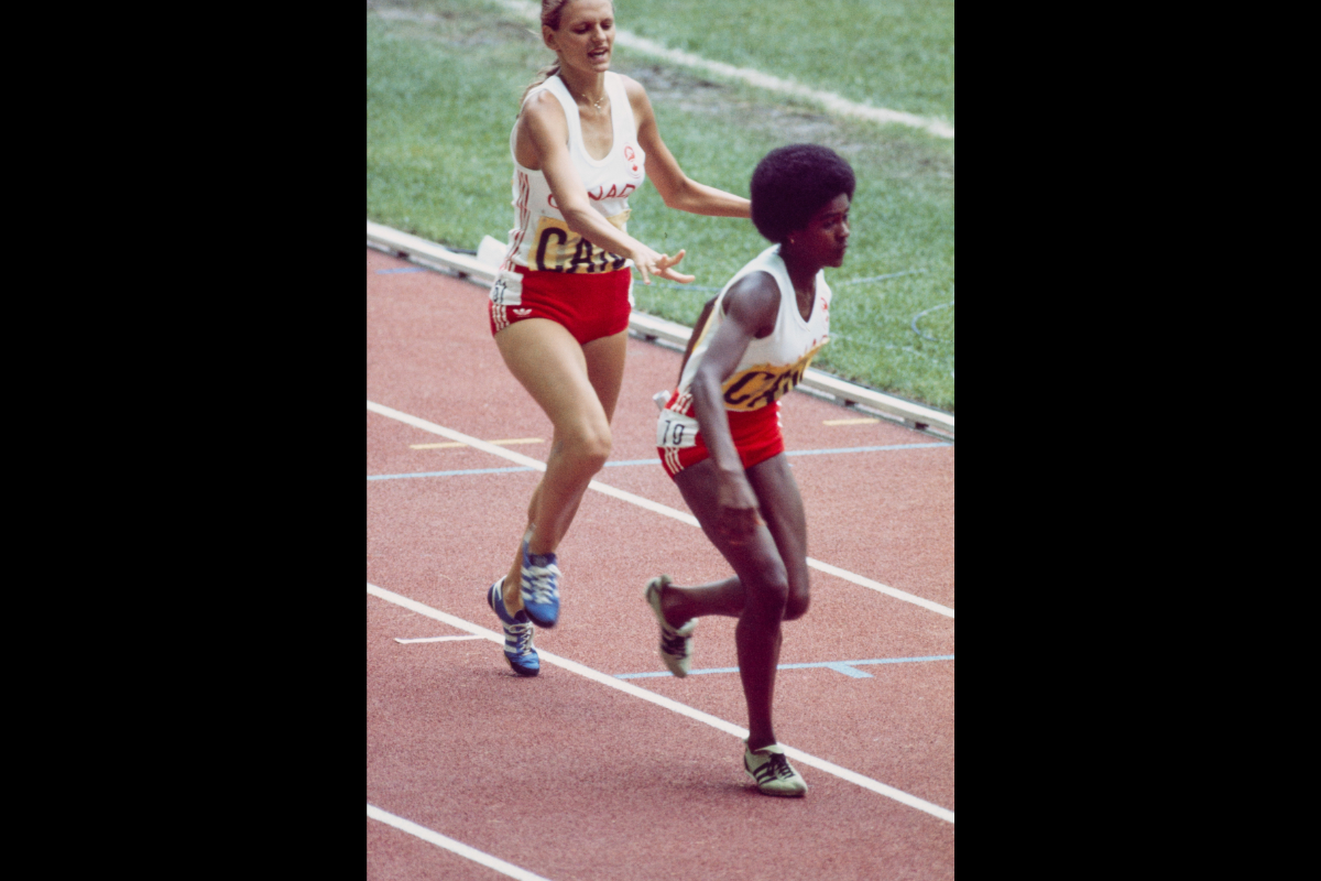 Robert Nadon, <i>Joanne McTaggart et Marjorie Bailey, athlètes de l’équipe canadienne du relais 4 x 100 m,  terminent 4e durant la finale, Montréal</i>, 30 juillet 1976. Don de La Presse Inc., M2020.95.15.7.9923, Musée McCord Stewart