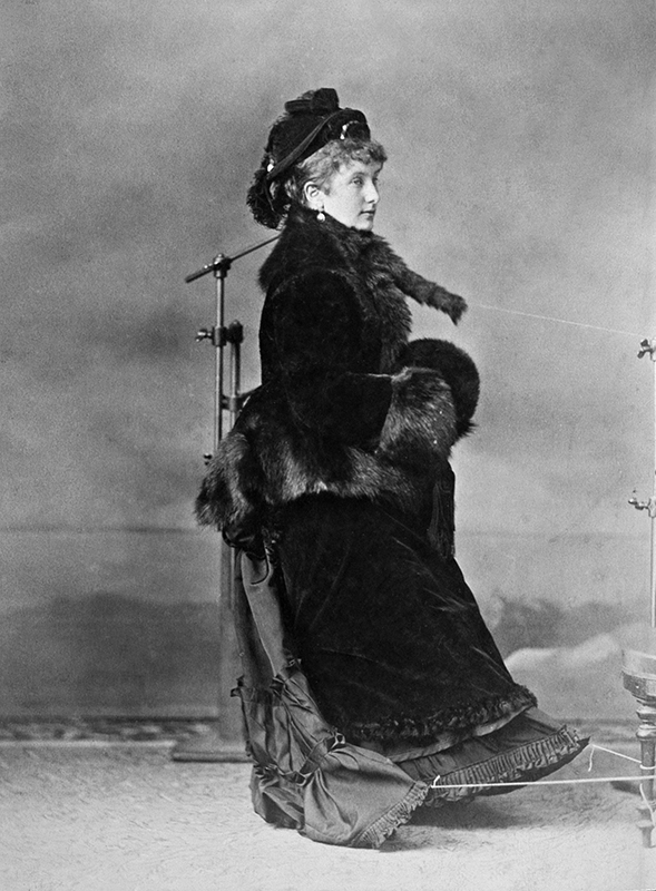 William Notman, <i>Mlle Legge, posant pour une photographie composite, Montréal</i>, 1876, Musée McCord Stewart, II-24437.1