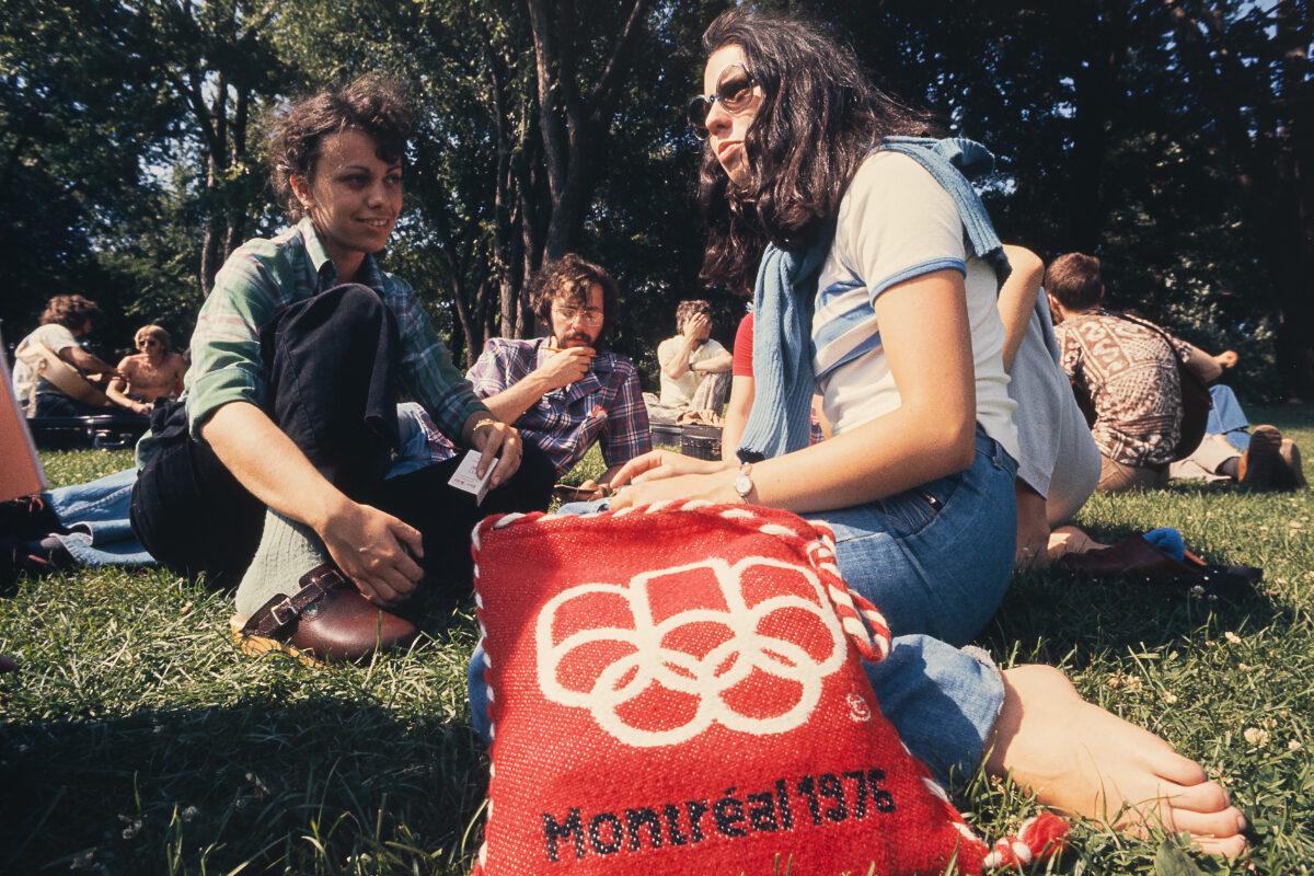 Robert Nadon, Moment de détente entre athlètes au Village olympique, 18 juillet 1976. Don de La Presse inc., Musée McCord Stewart, M2020.95.15.7.4993 