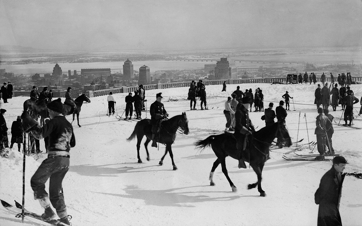 Harry Sutcliffe, <i>Skieurs et policiers à cheval au belvédère du mont Royal</i>, vers 1938. Don de Peter, Paul, Robert et Carolyn Sutcliffe, Musée McCord Stewart, M2011.64.2.3.244