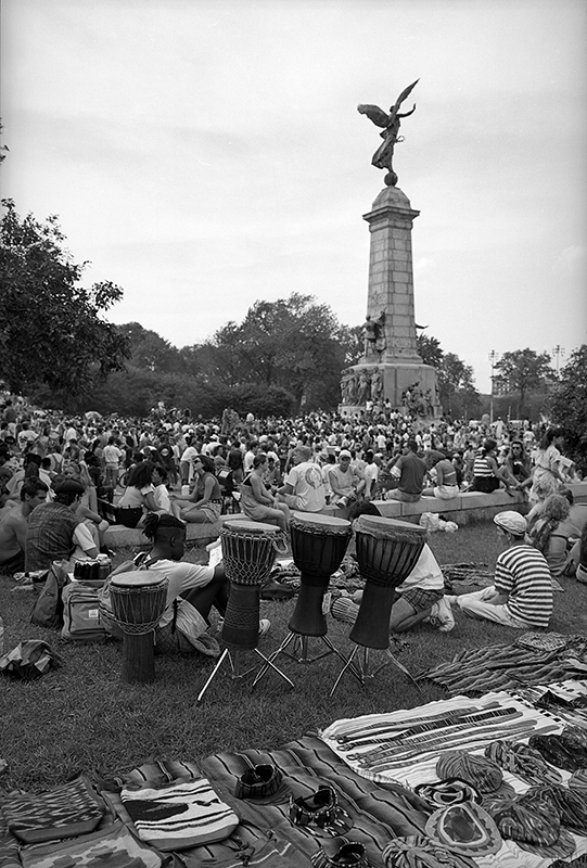 Michel Élie Tremblay, <i>Foule autour du monument de sir George-Étienne Cartier</i>, 1982-1996. Don de Michel Élie Tremblay, Musée McCord Stewart, M2019.71.1876