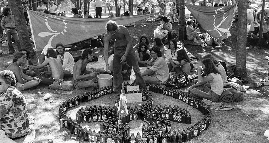 John Taylor, <i>Festivités de la Saint-Jean-Baptiste sur le mont Royal</i>, 23 juin 1975. Don de Nathalie Taylor, Musée McCord Stewart, MP-1999.5.1.5005.23 