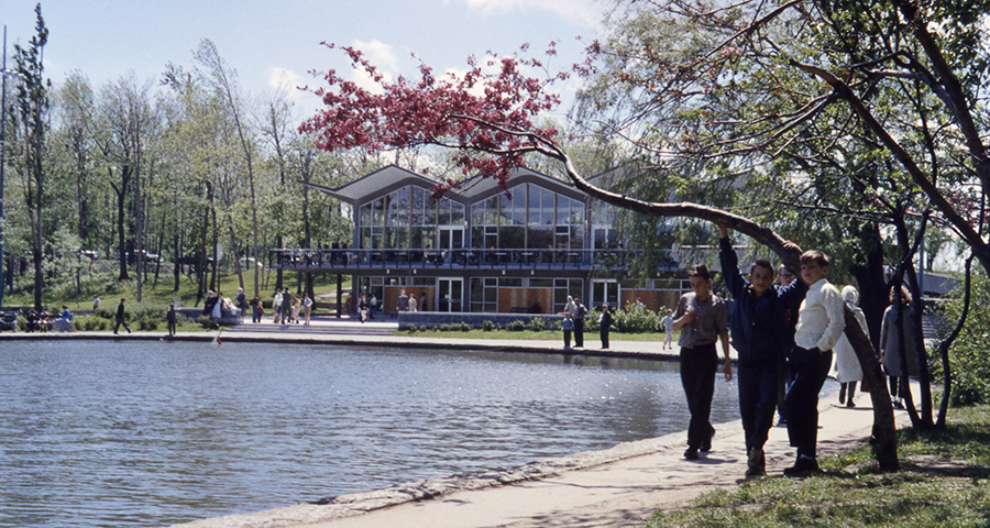 Photographe inconnu.e, <i>Le lac aux Castors au printemps, parc du Mont-Royal</i>, 1961. Don de Paul Jobin, Musée McCord Stewart, MP‑1992.36.19 