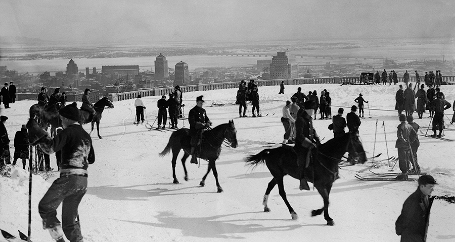 Harry Sutcliffe, <i>Skieurs et policiers à cheval au belvédère du mont Royal</i>, vers 1938. Don de Peter, Paul, Robert et Carolyn Sutcliffe, Musée McCord Stewart, M2011.64.2.3.244