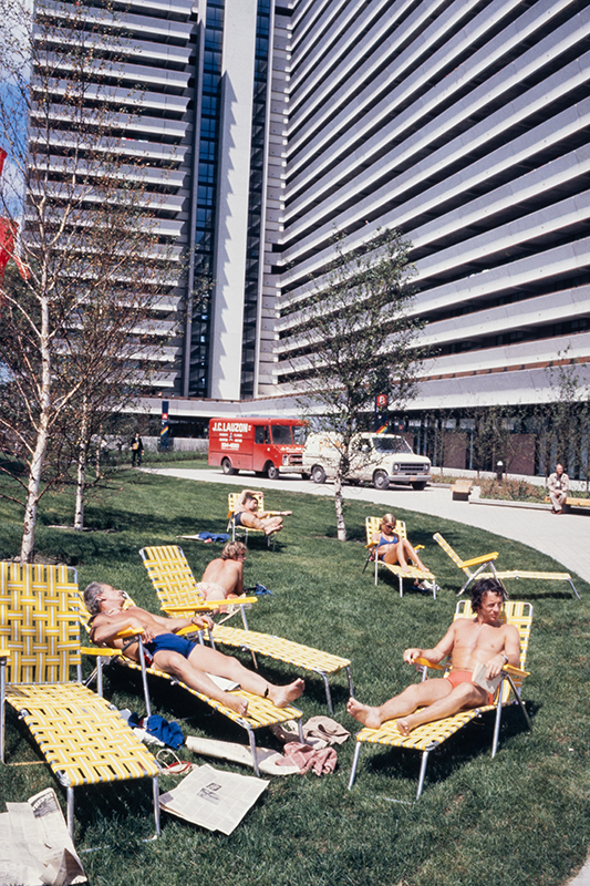 Michel Gravel, <i>Bain de soleil au Village olympique, Montréal</i>, 1976. Don de La Presse inc., M2020.95.15.7.3376, Musée McCord Stewart