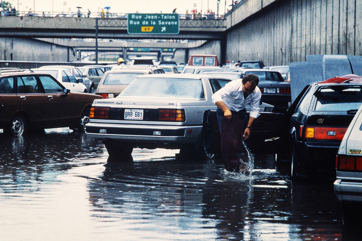 Denis Courville, <i>Flooding on Decarie Boulevard, Montreal</i>, 1987. Gift of La Presse Inc., M2020.95.26.7.3464, McCord Stewart Museum