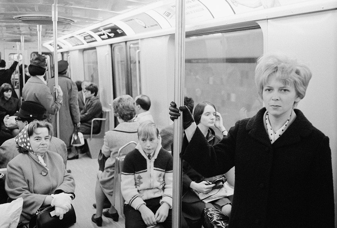 Michel Gravel, <i>Personnes dans le métro, Montréal</i>, 1966. Don de La Presse inc., M2020.95.5.10.323, Musée McCord Stewart