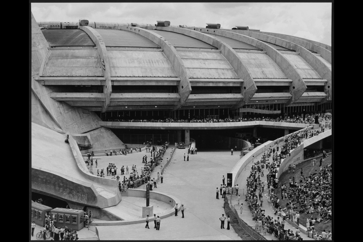 Edward Kostiner, <i>Crowds heading to the opening ceremony of the Montreal Olympic Games, Montreal</i>, July 17, 1976.Gift of Jeanne Renaud, M2014.11.2.1, McCord Stewart Museum