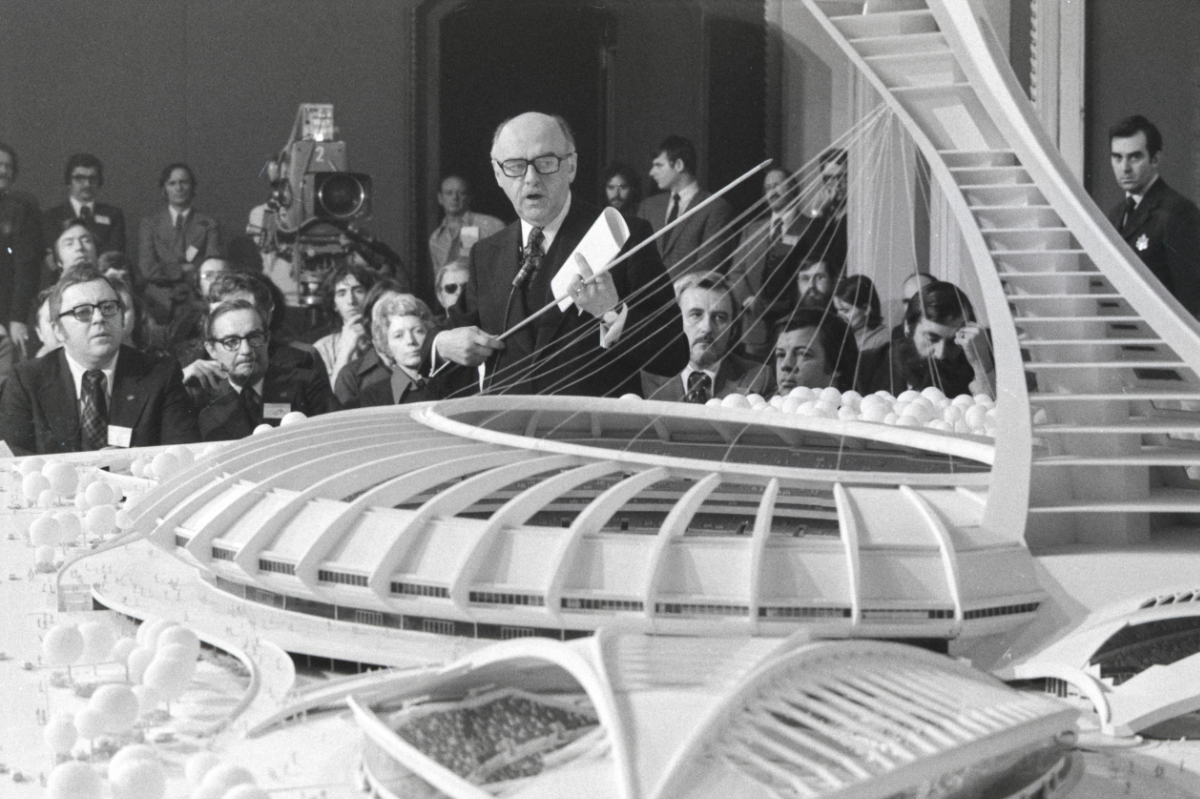 Jean-Yves Létourneau, <i>Jean Drapeau presenting the model of the Olympic Stadium and Velodrome, Montreal</i>, January 21, 1975. Gift of La Presse Inc., M2020.95.14.1.2377, McCord Stewart Museum